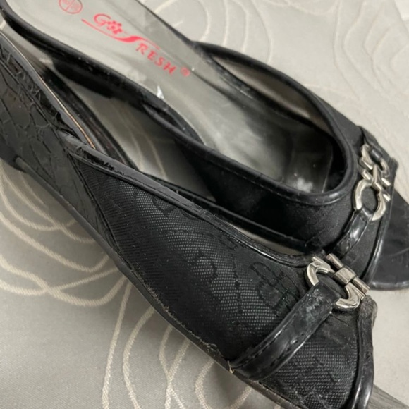 Black sandals with silver Ferragamo like buckle Sz.8 - Picture 3 of 4